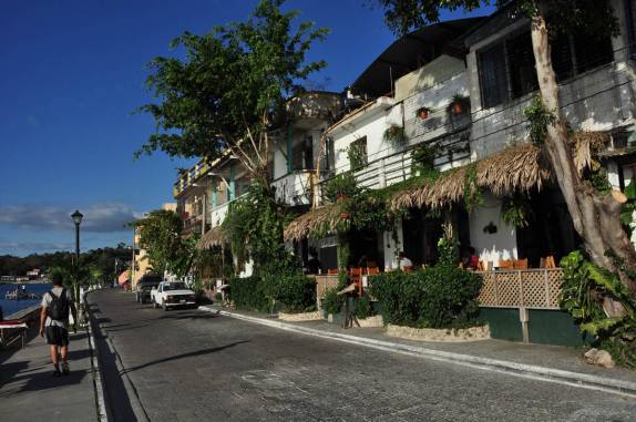 Caminhando na orla do lago Petén, em Flores, na Guatemala